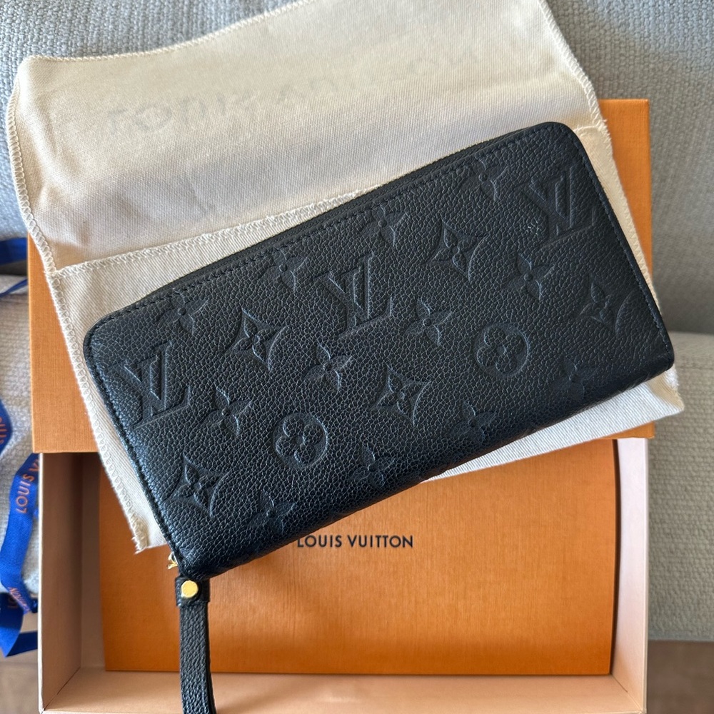 LOUIS VUITTON ZIPPY WALLET